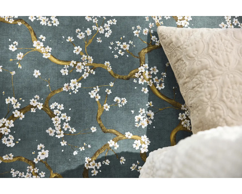 Behang met bloemmotief en kussen