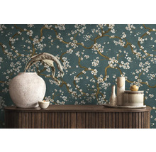 Decoratief interieur met een dressoir, vazen en een bloemenbehang.