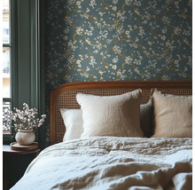 Slaapkamer met bloemenbehang, bed en nachtkastje