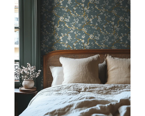 Slaapkamer met bloemenbehang, bed en nachtkastje