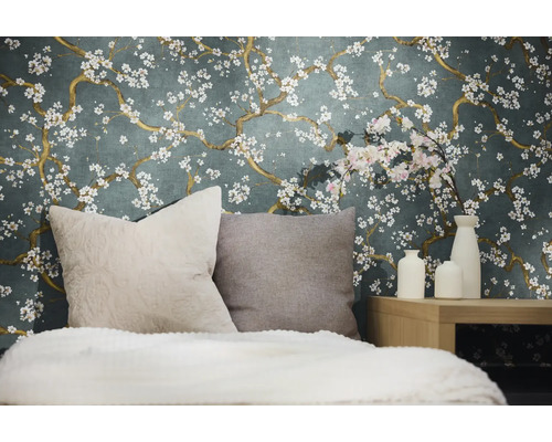 Decoratieve slaapkamer met een bloemenbehang, kussens en vazen