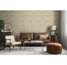 Woonkamer met bank, fauteuil, salontafel, poef en behang met patroon voor een gezellige sfeer.