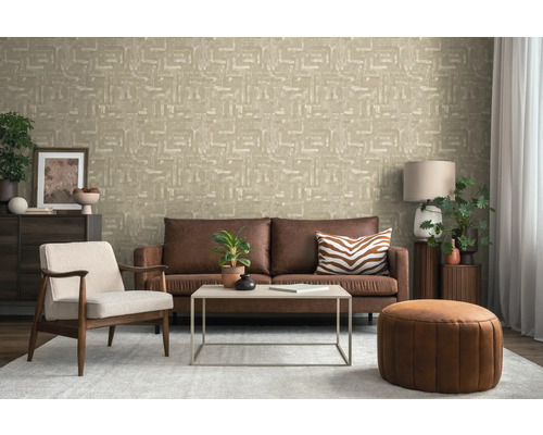 Woonkamer met bank, fauteuil, salontafel, poef en behang met patroon voor een gezellige sfeer.