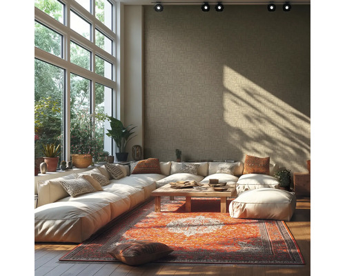 Lichte woonkamer met grote ramen, hoekbank, tapijt en houten tafel