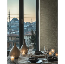 Gedecoreerde eettafel met uitzicht op een stad