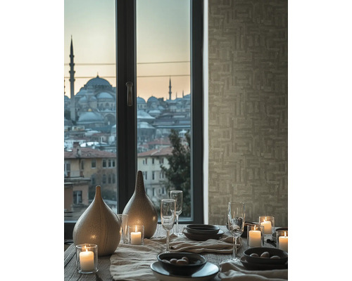 Gedecoreerde eettafel met uitzicht op een stad