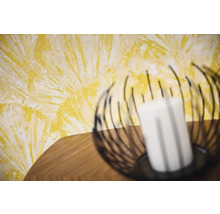 Decoratieve wanddecoratie met kaars op een tafel