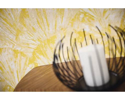 Decoratieve wanddecoratie met kaars op een tafel