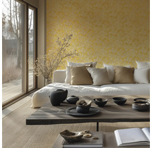 Lichte woonkamer met bank, kussens en decoratieve objecten op een tafel