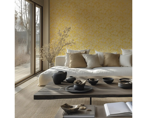 Lichte woonkamer met bank, kussens en decoratieve objecten op een tafel