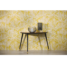 Scene met console, kandelaar en tafellamp voor een behang met motief