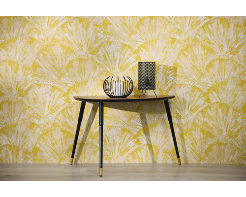 Scene met console, kandelaar en tafellamp voor een behang met motief