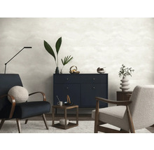 Moderne woonkamer met dressoir, fauteuils en decoratie