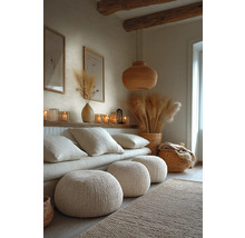 Gezellige woonkamer met vloerkussens, kussens, vloerkleed en decoraties