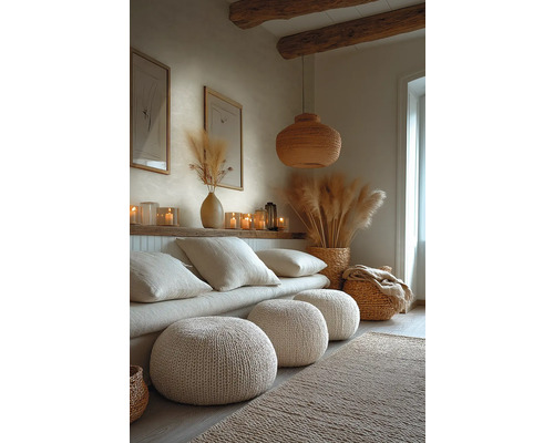 Gezellige woonkamer met vloerkussens, kussens, vloerkleed en decoraties