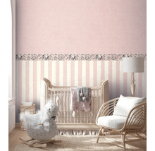 Babykamer met ledikant, hobbelpaard en rotan stoel