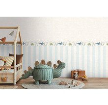 Kinderkamer met gestreept behang en dinosaurusrand