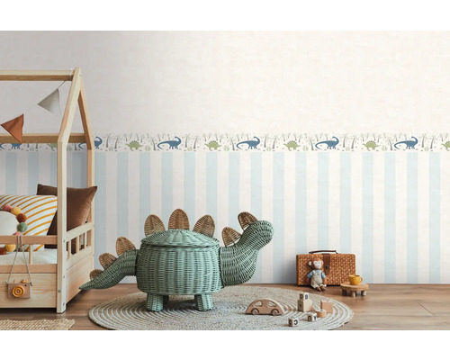 Kinderkamer met gestreept behang en dinosaurusrand