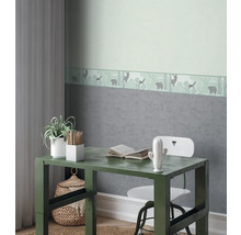 Decoratieve kinderkamer met bureau, stoel en bosbehangrand.