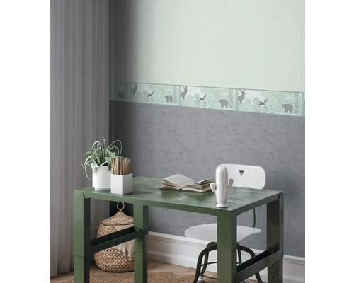 Decoratieve kinderkamer met bureau, stoel en bosbehangrand.