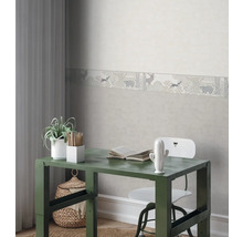 Kinderkamer met bureau, stoel en rand met dierenmotieven