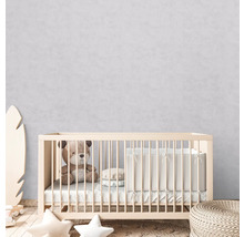 Babykamer met spijlbed, teddybeer en kussens