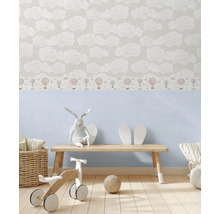 Kinderkamer met wolkenbehang en houten speelgoed