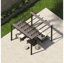 Bovenaanzicht van een terras met een pergola, tuinmeubilair en een tafel.