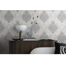 Decoratieve woonkamer met behang met motief en houten dressoir