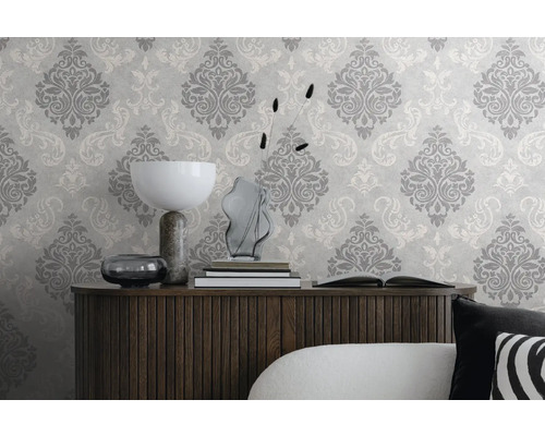 Decoratieve woonkamer met behang met motief en houten dressoir