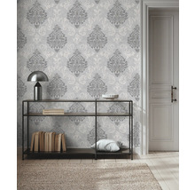 Decoratieve ruimte met behang met motief, plank en deur