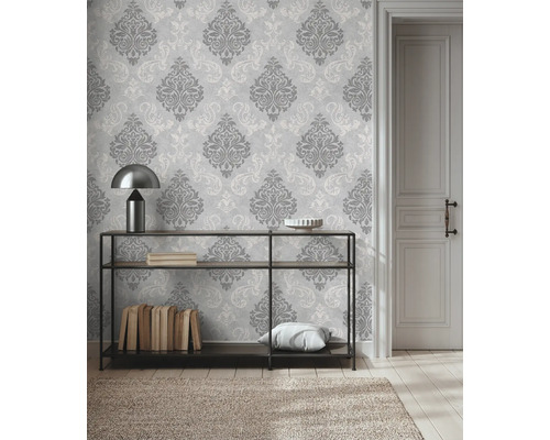 Decoratieve ruimte met behang met motief, plank en deur