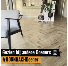 Interieur met visgraatparket, stoel en decoratie