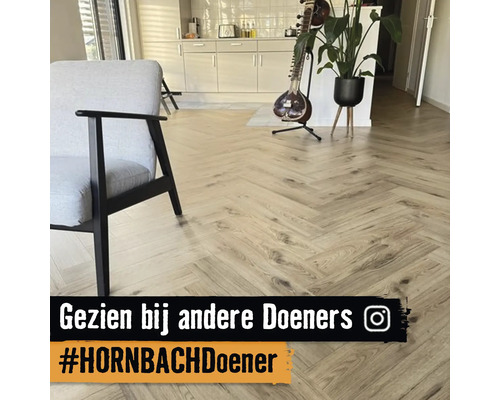 Interieur met visgraatparket, stoel en decoratie