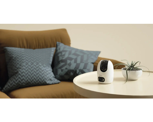 Binnenopname met een bewakingscamera op een tafel naast een bank