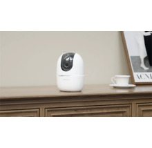 Imou beveiligingscamera op een houten kast