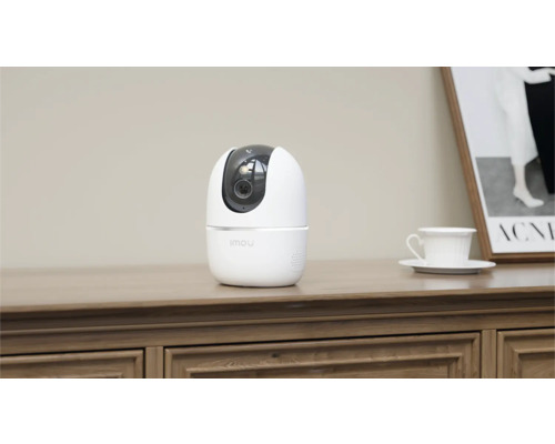 Imou beveiligingscamera op een houten kast