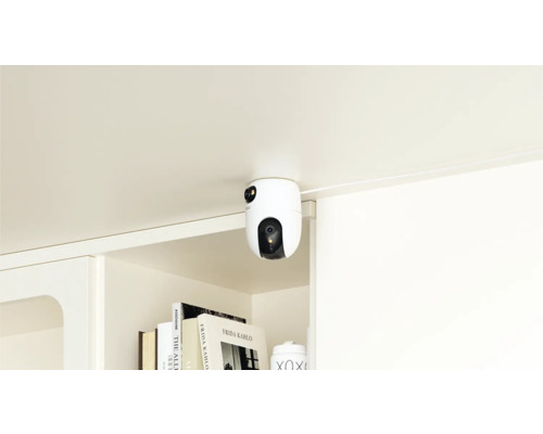 Een witte beveiligingscamera is onder een oppervlak gemonteerd en biedt veiligheid.