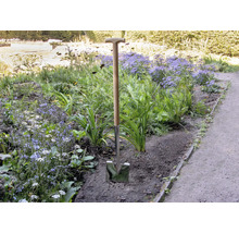 Spade met houten handvat in de tuin