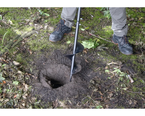 Grondboor in de aarde om een gat te graven