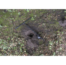 Grondboor in gebruik op een tuingrond