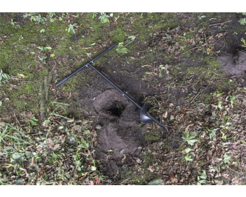 Grondboor in gebruik op een tuingrond