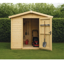 Tuinhuis met open deur, grasmaaier, gieter en tuingereedschap