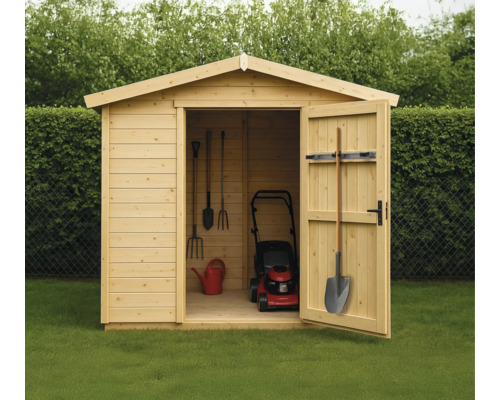 Tuinhuis met open deur, grasmaaier, gieter en tuingereedschap