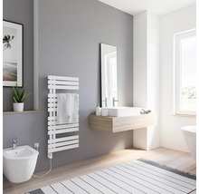 Moderne badkamer met witte handdoekradiator, bidet en wastafel