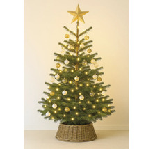Versierde kerstboom met ster, ballen en lichtjes in een gevlochten mand
