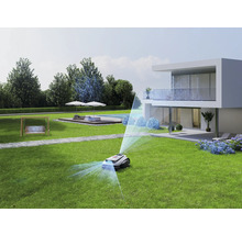 Robotmaaier aan het werk in een moderne tuin met huis, zwembad en schommel