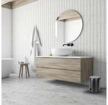 Badkamer met wastafel, spiegel, handdoek, kruk en afvalemmer