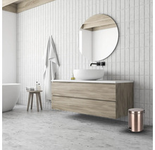 Badkamer met wastafel, spiegel, bad en accessoires