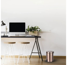 Werkkamer met bureau, stoelen en pedaalemmer